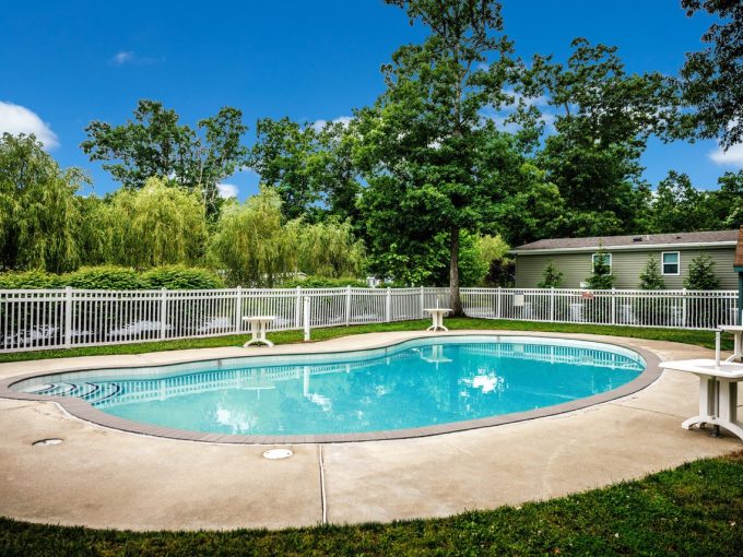 Swimming pool at Carol Lynn Resorts East